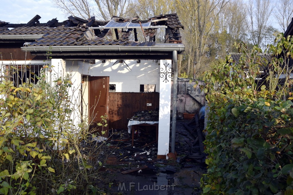 Feuer 1 brannten 3 Lauben Koeln Fuehlingen Kriegerhofstr P061.JPG - Miklos Laubert